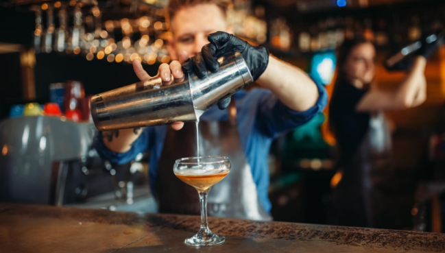 How to Become a Bartender in Australia with Salary Guide